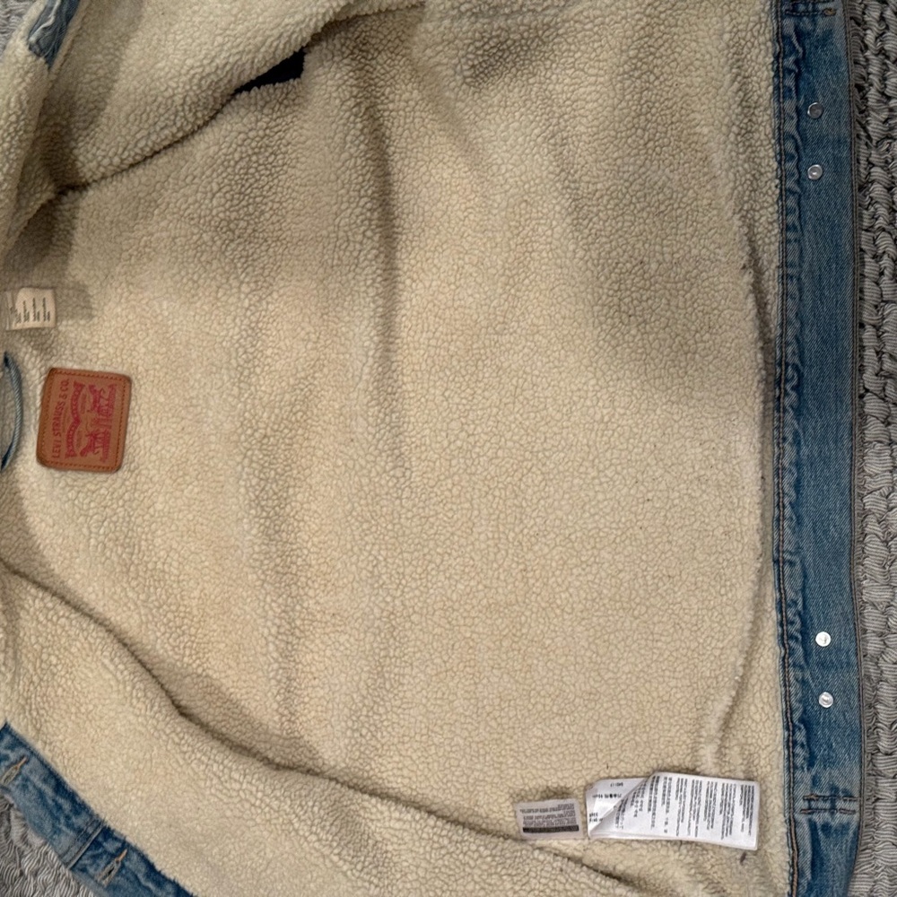 Levi's Light Wash Denim Jacket with Cream Sherpa Lining - Picture 5 of 7
